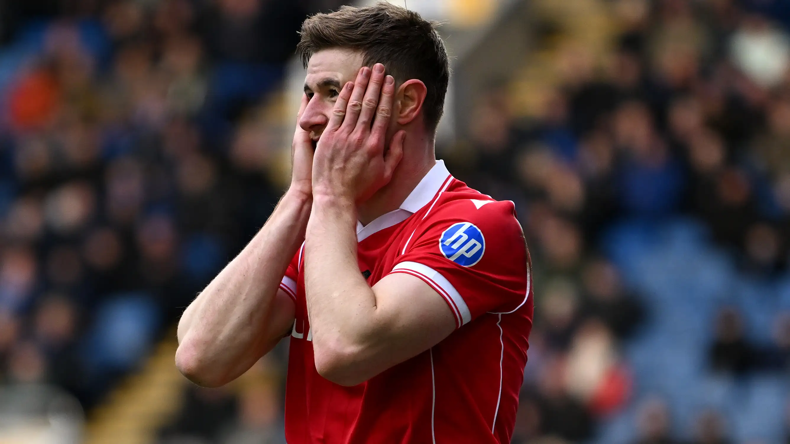 Wrexham traci kluczowego zawodnika – kontuzja kolana uderza w marzenia o Premier League